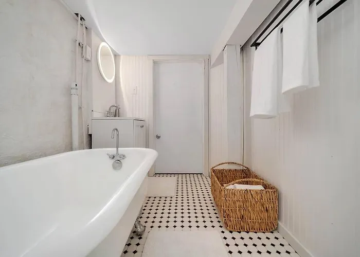 Holiday home Cozy With King Beds - Short Drive To