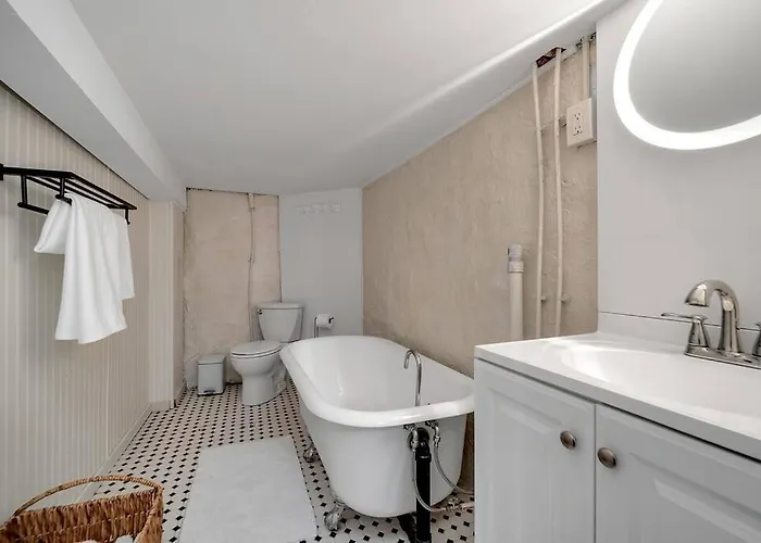 Holiday home Cozy With King Beds - Short Drive To *