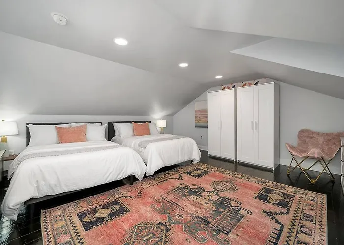 Cozy With King Beds - Short Drive To